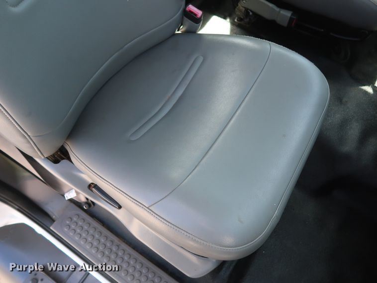 image for item GS9838 2007 Ford F650 Super Duty XLT utility bed truck with crane