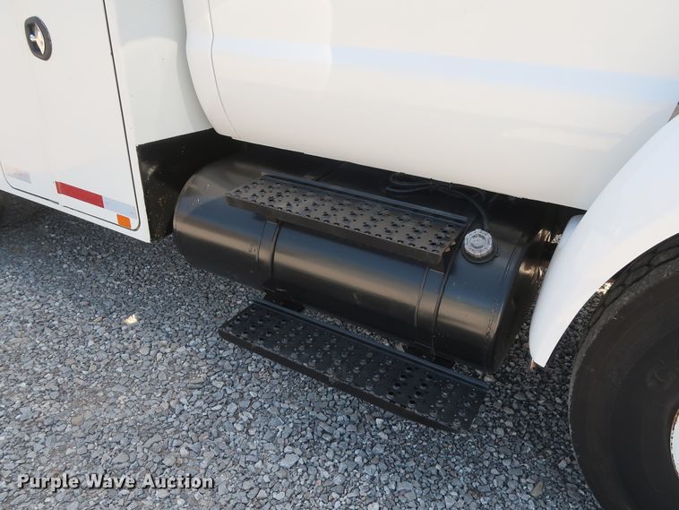 image for item GS9838 2007 Ford F650 Super Duty XLT utility bed truck with crane