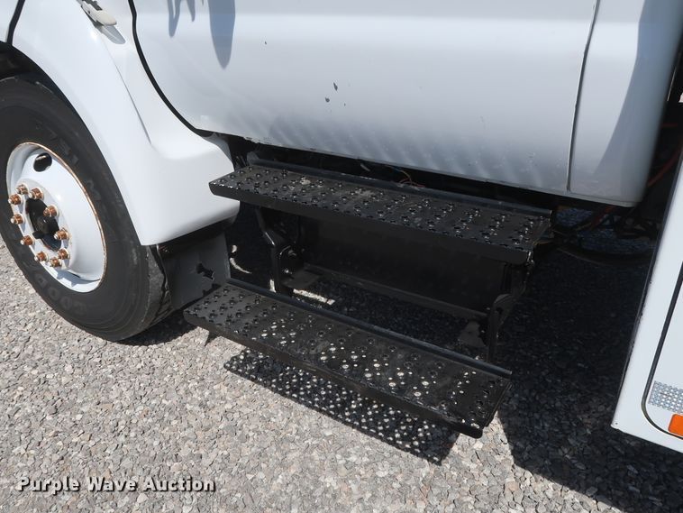 image for item GS9838 2007 Ford F650 Super Duty XLT utility bed truck with crane