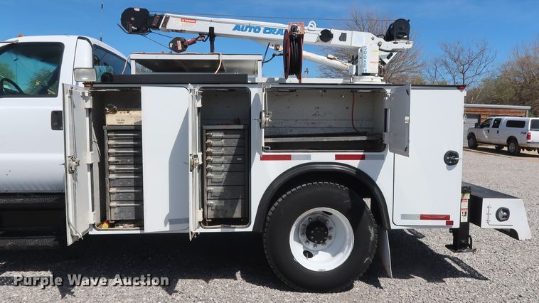 image for item GS9838 2007 Ford F650 Super Duty XLT utility bed truck with crane