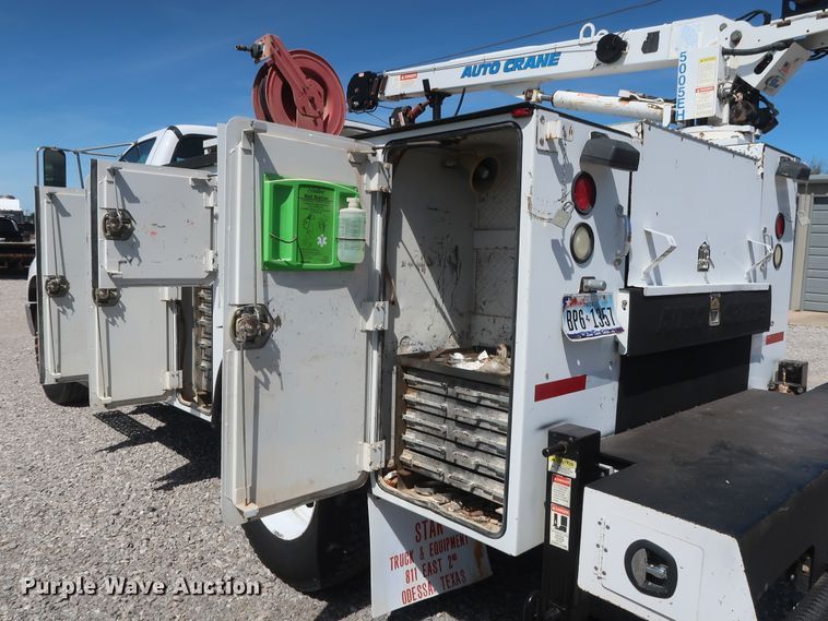 image for item GS9838 2007 Ford F650 Super Duty XLT utility bed truck with crane