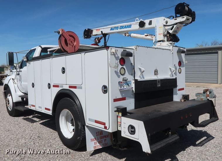 image for item GS9838 2007 Ford F650 Super Duty XLT utility bed truck with crane