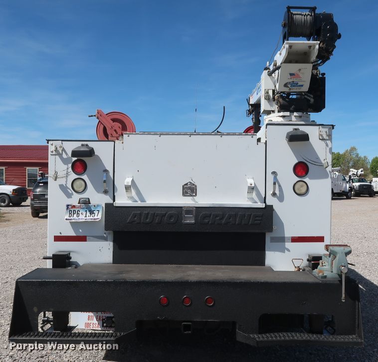 image for item GS9838 2007 Ford F650 Super Duty XLT utility bed truck with crane