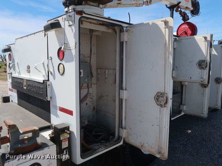 image for item GS9838 2007 Ford F650 Super Duty XLT utility bed truck with crane