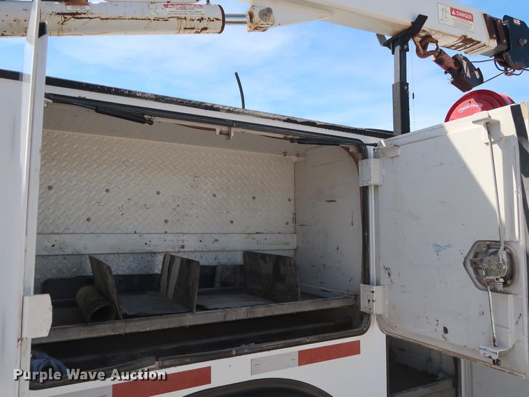 image for item GS9838 2007 Ford F650 Super Duty XLT utility bed truck with crane