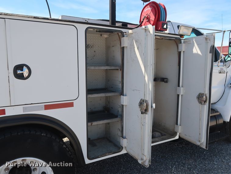 image for item GS9838 2007 Ford F650 Super Duty XLT utility bed truck with crane