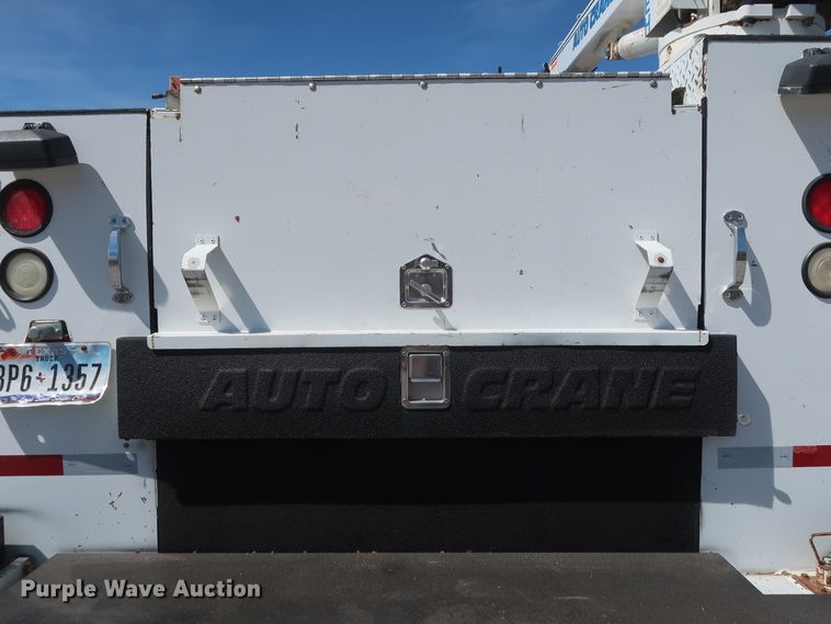 image for item GS9838 2007 Ford F650 Super Duty XLT utility bed truck with crane