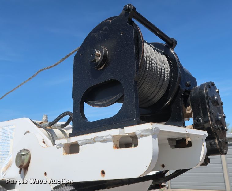 image for item GS9838 2007 Ford F650 Super Duty XLT utility bed truck with crane