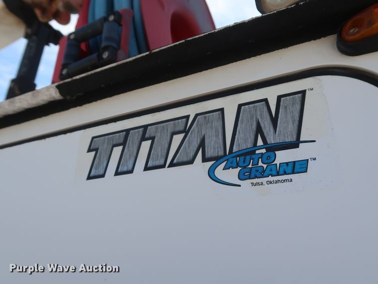 image for item GS9838 2007 Ford F650 Super Duty XLT utility bed truck with crane