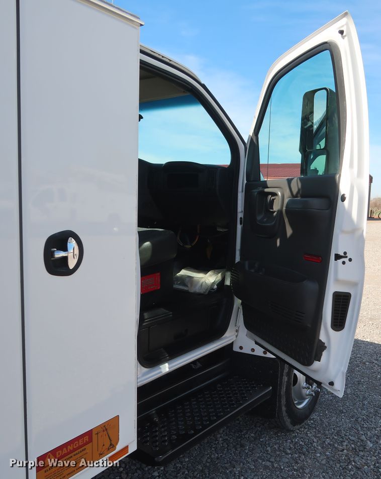 image for item GS9839 2009 GMC C5500 service truck with crane