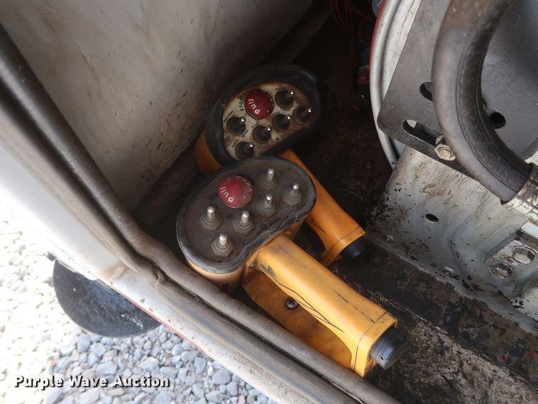 image for item GS9839 2009 GMC C5500 service truck with crane