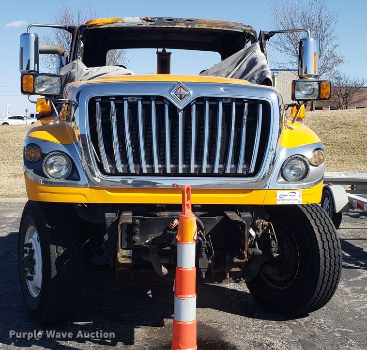 image for item DD2564 2012 International 7500 truck cab and chassis