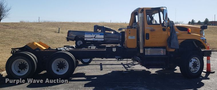 image for item DD2564 2012 International 7500 truck cab and chassis