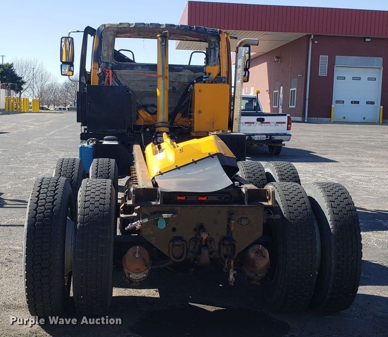 image for item DD2564 2012 International 7500 truck cab and chassis