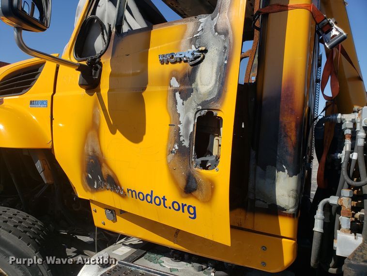 image for item DD2564 2012 International 7500 truck cab and chassis