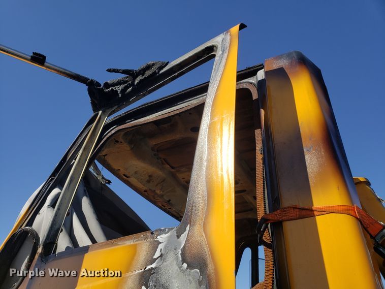 image for item DD2564 2012 International 7500 truck cab and chassis