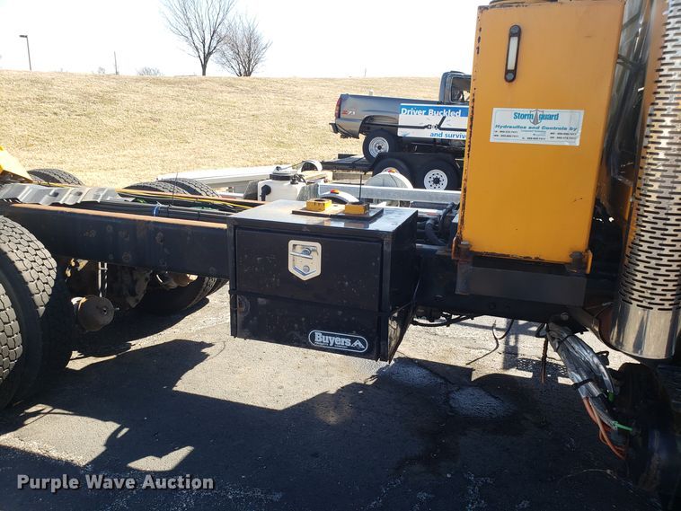 image for item DD2564 2012 International 7500 truck cab and chassis