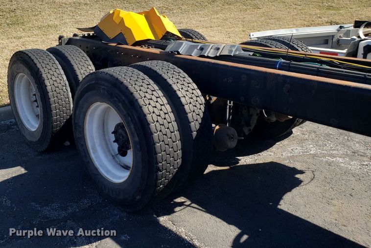 image for item DD2564 2012 International 7500 truck cab and chassis