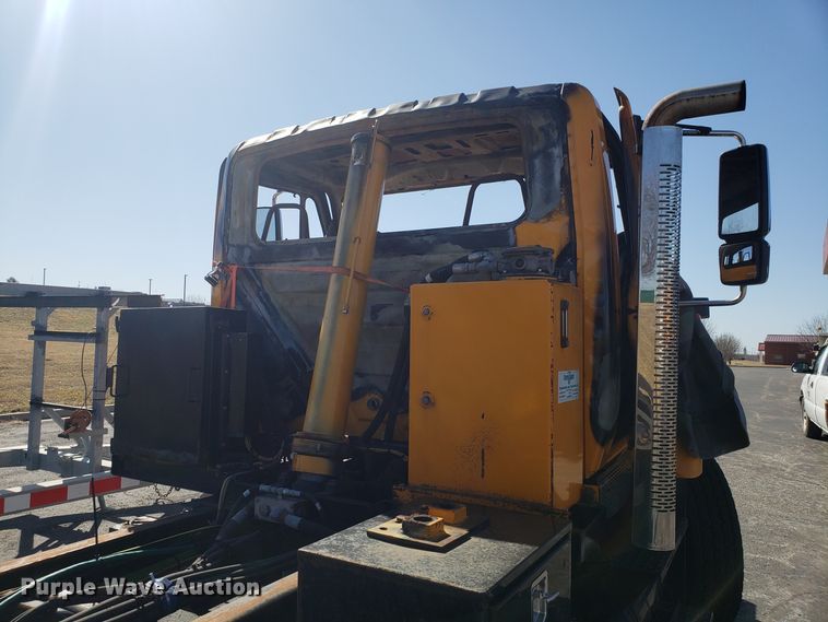 image for item DD2564 2012 International 7500 truck cab and chassis