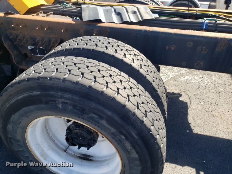 image for item DD2564 2012 International 7500 truck cab and chassis