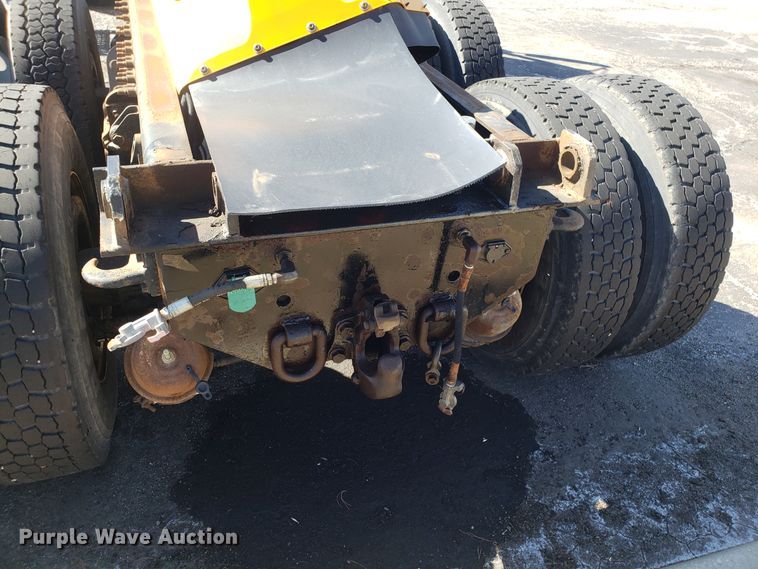 image for item DD2564 2012 International 7500 truck cab and chassis