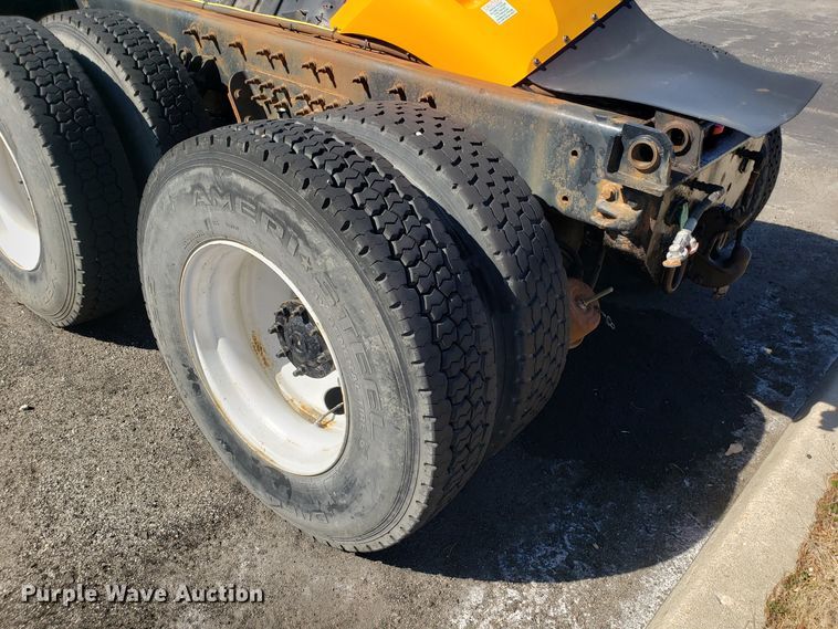 image for item DD2564 2012 International 7500 truck cab and chassis