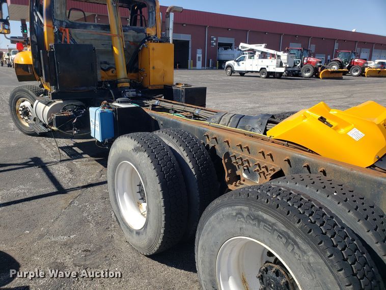 image for item DD2564 2012 International 7500 truck cab and chassis