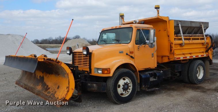 image for item DF3045 2002 International 4900 dump truck