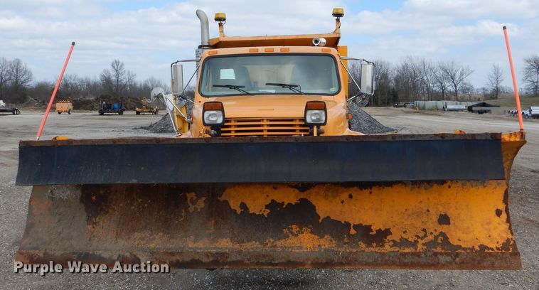 image for item DF3045 2002 International 4900 dump truck