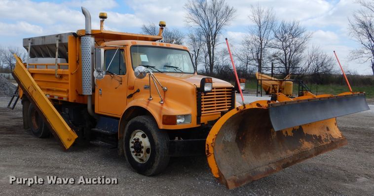 image for item DF3045 2002 International 4900 dump truck