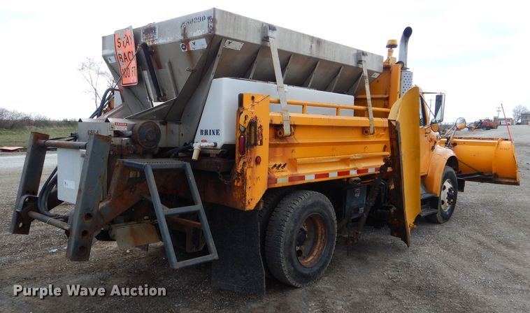 image for item DF3045 2002 International 4900 dump truck