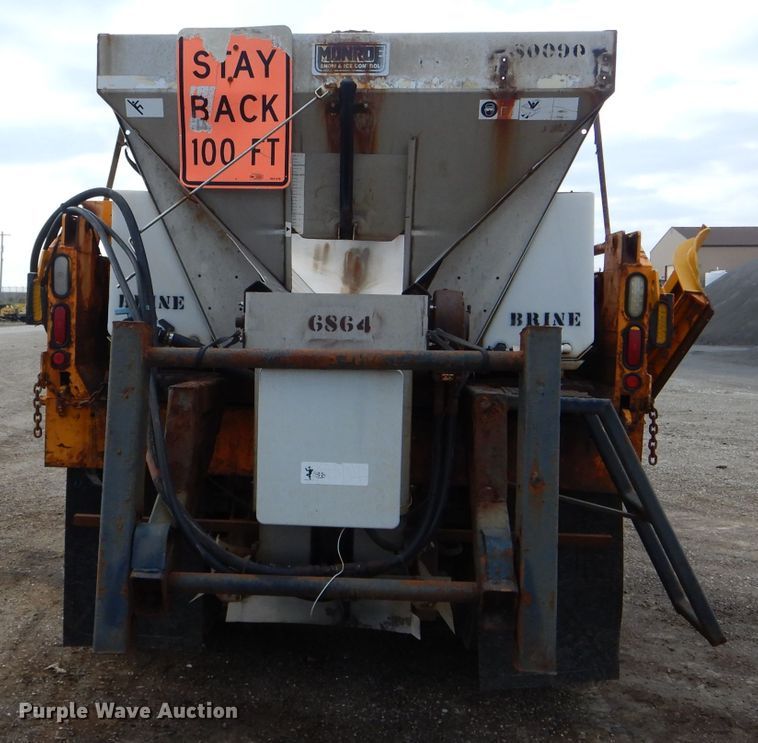 image for item DF3045 2002 International 4900 dump truck