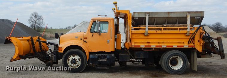 image for item DF3045 2002 International 4900 dump truck