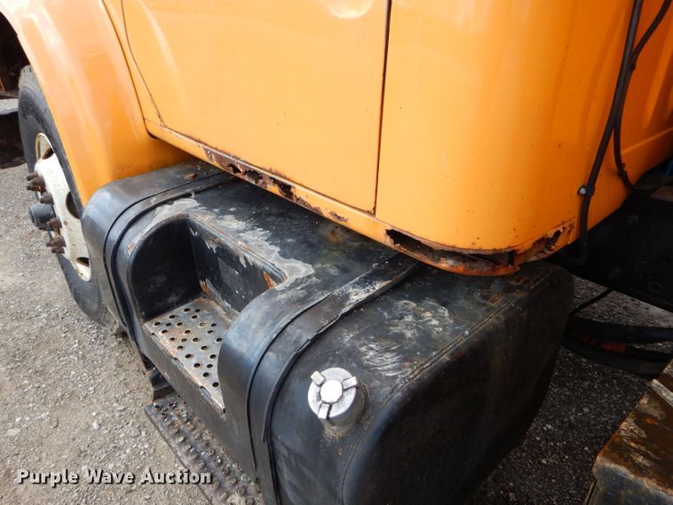 image for item DF3045 2002 International 4900 dump truck