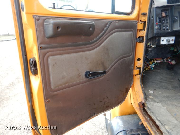 image for item DF3045 2002 International 4900 dump truck