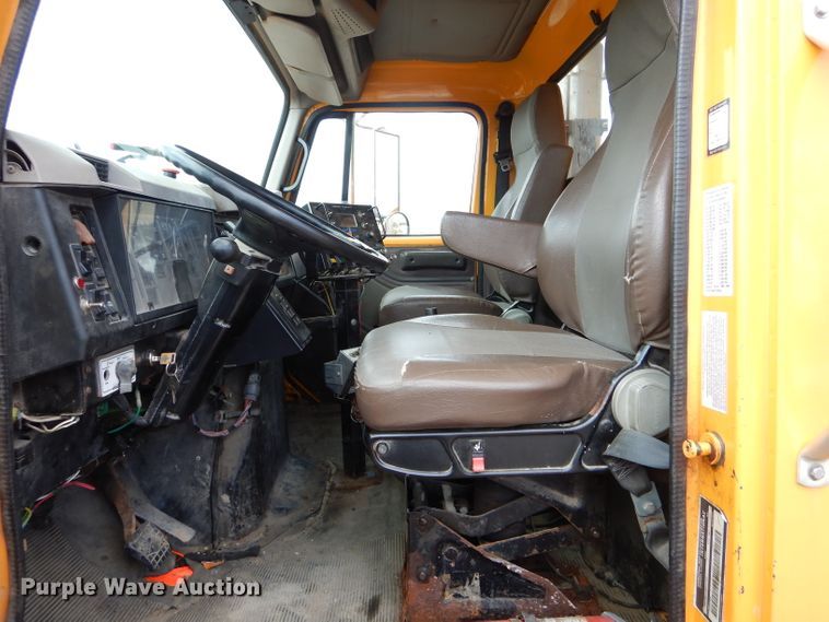 image for item DF3045 2002 International 4900 dump truck