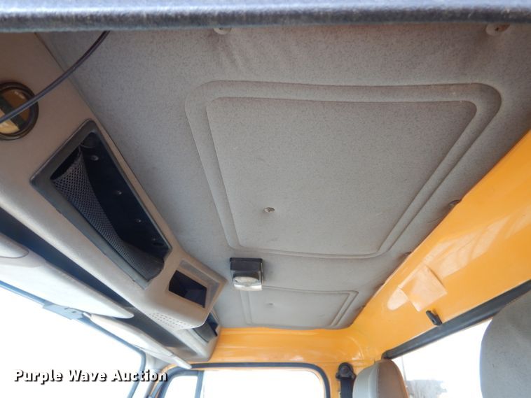 image for item DF3045 2002 International 4900 dump truck