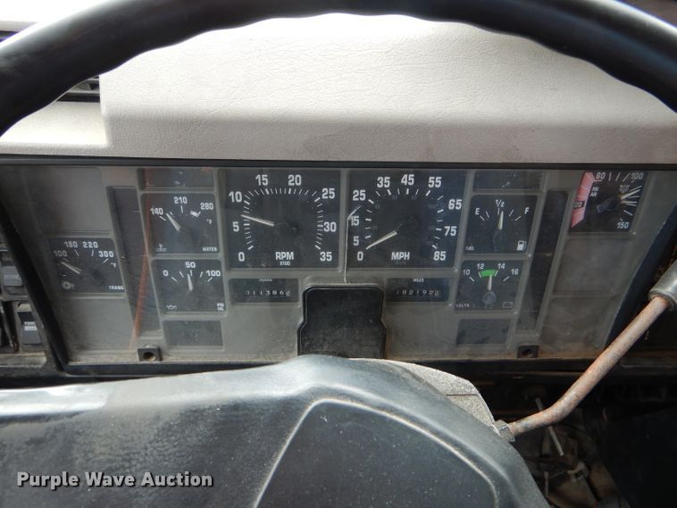 image for item DF3045 2002 International 4900 dump truck