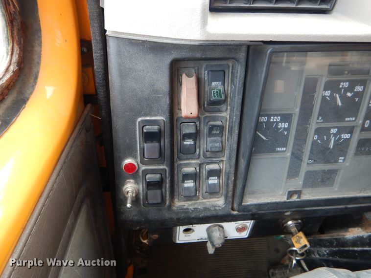 image for item DF3045 2002 International 4900 dump truck