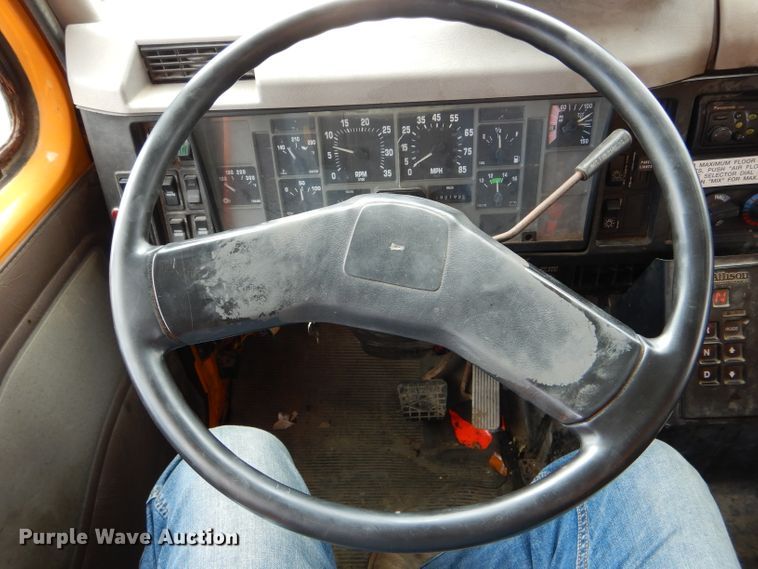 image for item DF3045 2002 International 4900 dump truck