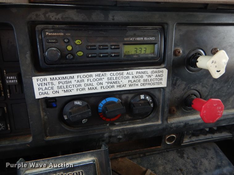 image for item DF3045 2002 International 4900 dump truck