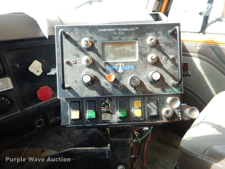 image for item DF3045 2002 International 4900 dump truck