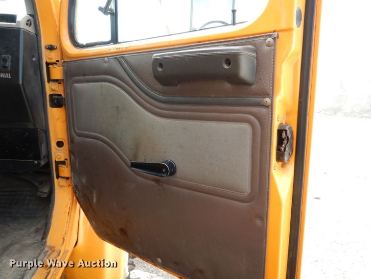 image for item DF3045 2002 International 4900 dump truck