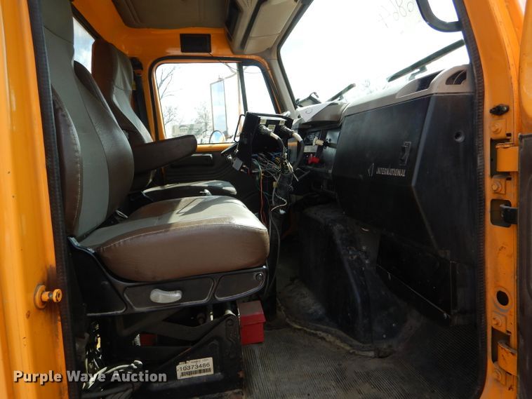 image for item DF3045 2002 International 4900 dump truck