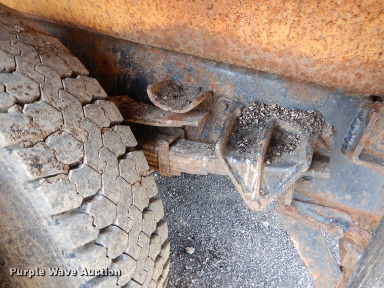 image for item DF3045 2002 International 4900 dump truck