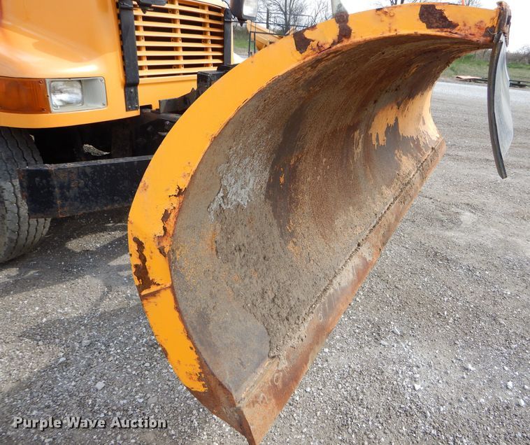 image for item DF3045 2002 International 4900 dump truck