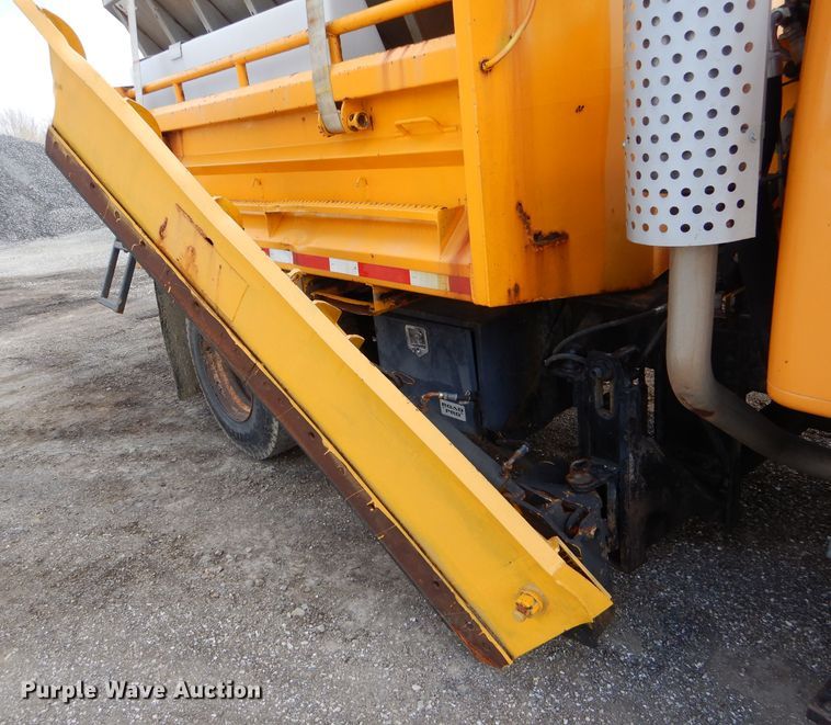 image for item DF3045 2002 International 4900 dump truck