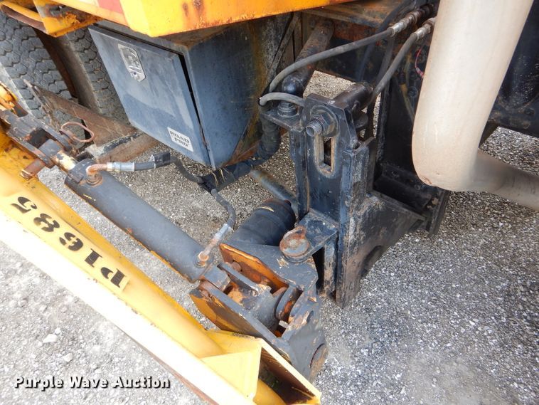 image for item DF3045 2002 International 4900 dump truck