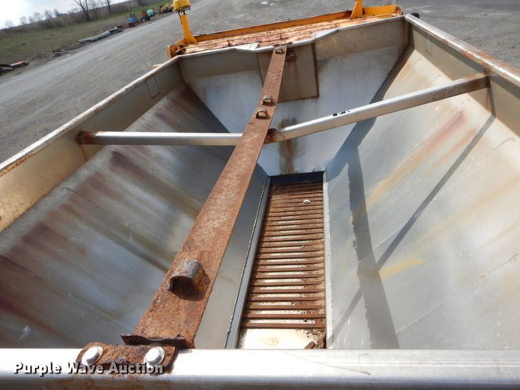 image for item DF3045 2002 International 4900 dump truck