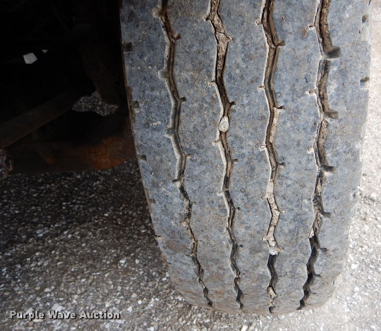 image for item DF3045 2002 International 4900 dump truck